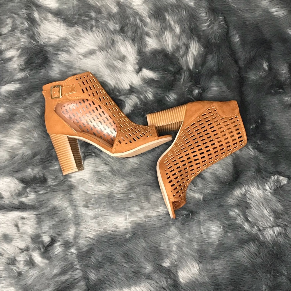 NWT Qupid chestnut suede heels sz 6.5